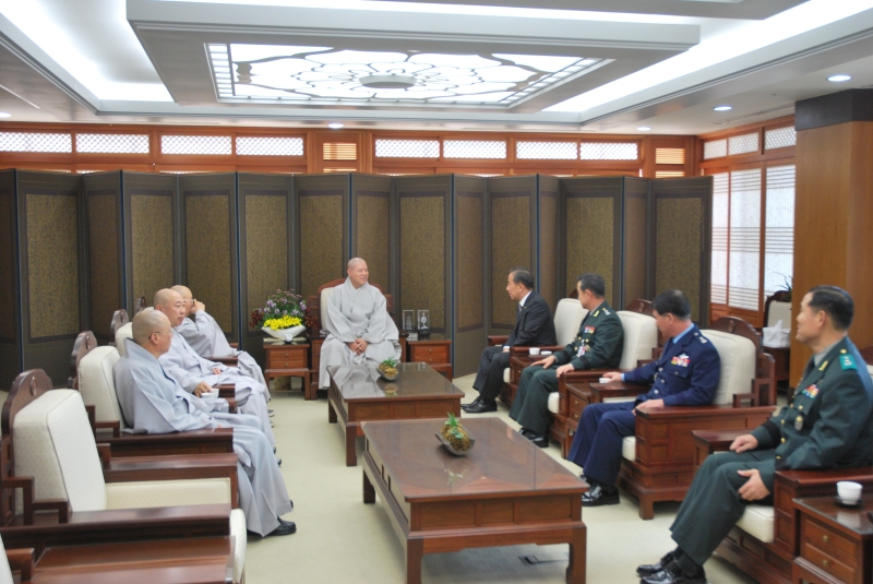 2010.10.28_김태영 국방장관 예방 (17)